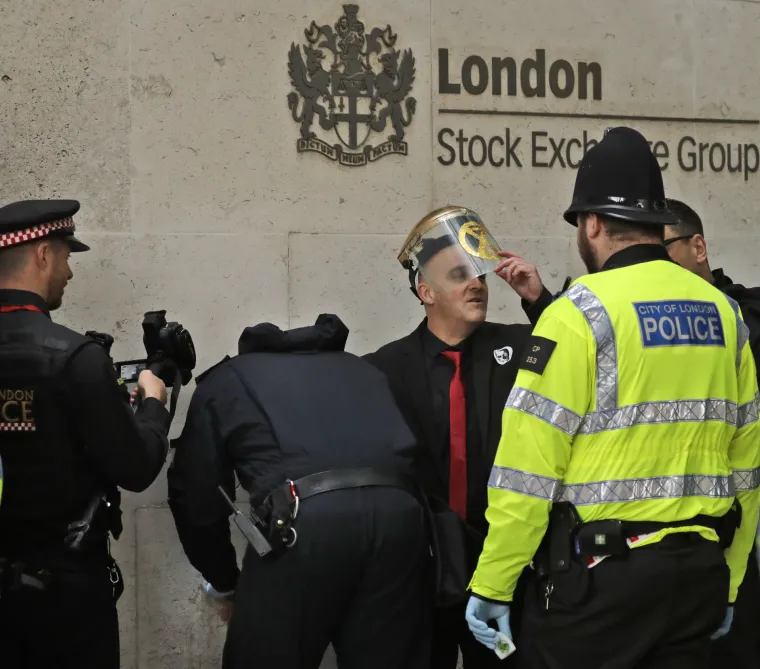 Bizaran prosvjed: Zalijepili se dlanovima da bi poslali ozbiljnu poruku vlasti