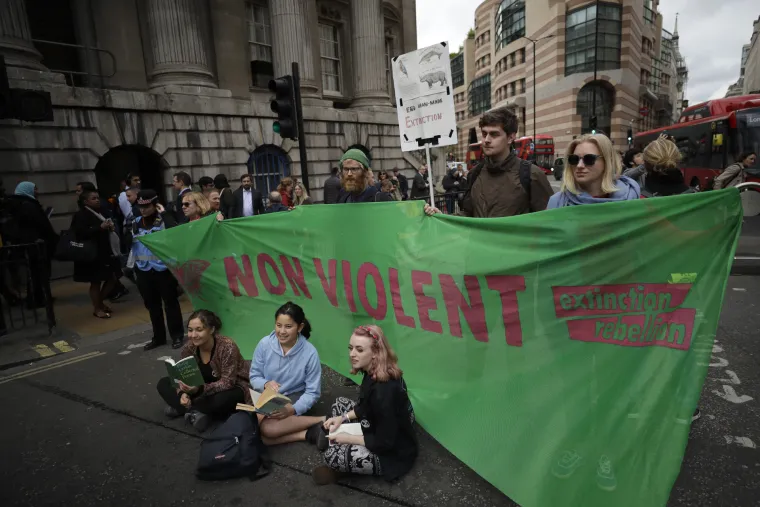 Bizaran prosvjed: Zalijepili se dlanovima da bi poslali ozbiljnu poruku vlasti