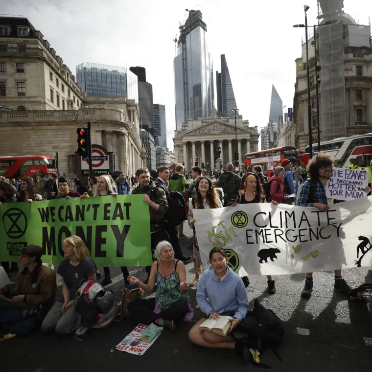 Bizaran prosvjed: Zalijepili se dlanovima da bi poslali ozbiljnu poruku vlasti