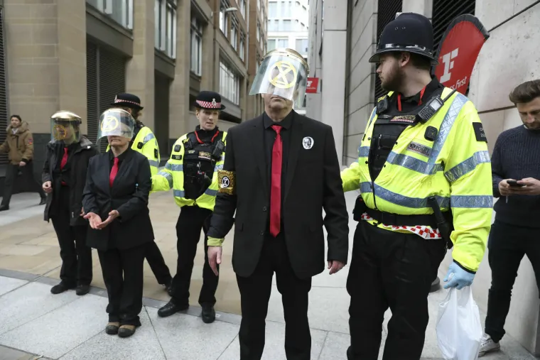 Bizaran prosvjed: Zalijepili se dlanovima da bi poslali ozbiljnu poruku vlasti