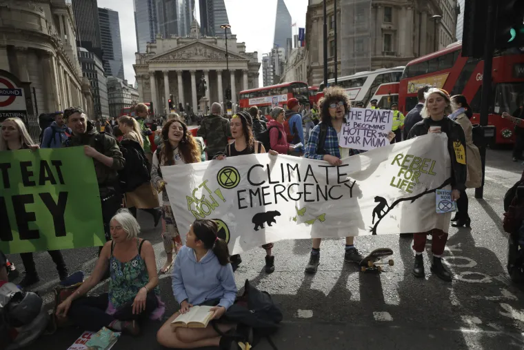 Bizaran prosvjed: Zalijepili se dlanovima da bi poslali ozbiljnu poruku vlasti