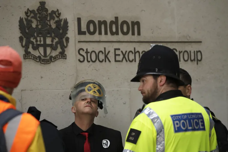 Bizaran prosvjed: Zalijepili se dlanovima da bi poslali ozbiljnu poruku vlasti