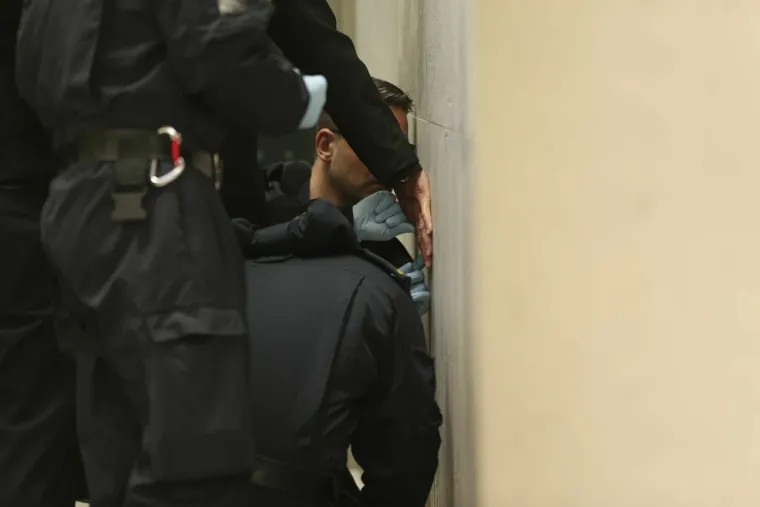 Bizaran prosvjed: Zalijepili se dlanovima da bi poslali ozbiljnu poruku vlasti