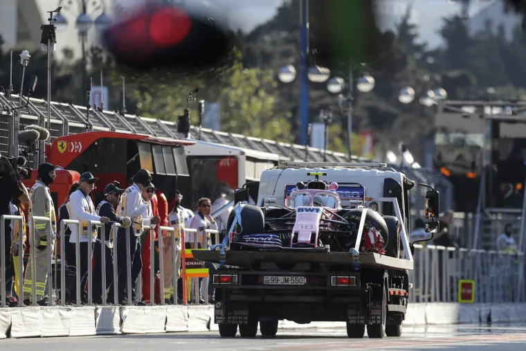 Nevjerojatan propust u Bakuu: Vozač Williamsa naletio na poklopac od šahta i razbio bolid
