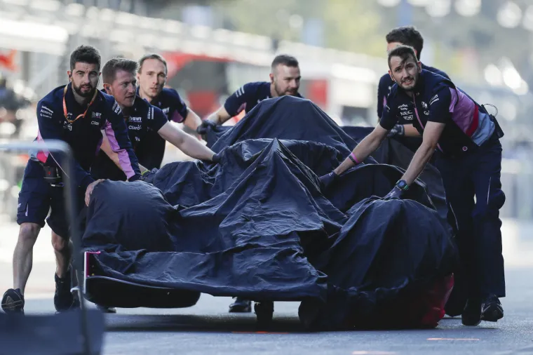 Nevjerojatan propust u Bakuu: Vozač Williamsa naletio na poklopac od šahta i razbio bolid