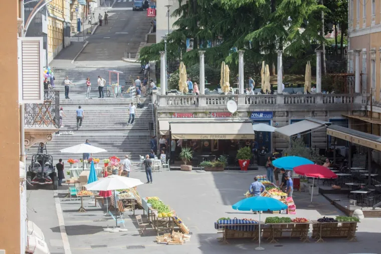 RIJEKA POD OPSADOM HOLIVUDSKIH FILMAŠA: Crni kombi sjurio se stepenicama u centru grada