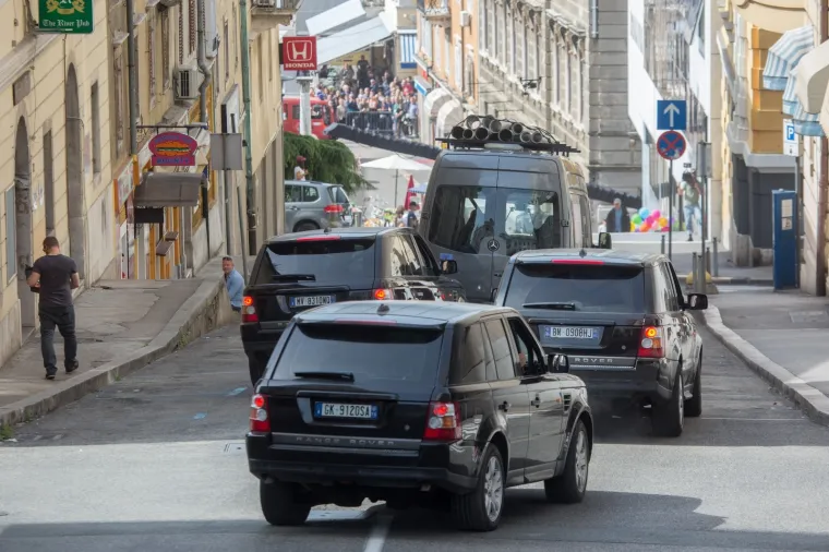 RIJEKA POD OPSADOM HOLIVUDSKIH FILMAŠA: Crni kombi sjurio se stepenicama u centru grada