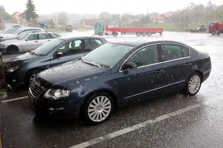 Grmljavinsko nevrijeme praćeno ki&scaron;om i tučom pogodilo Rakovicu