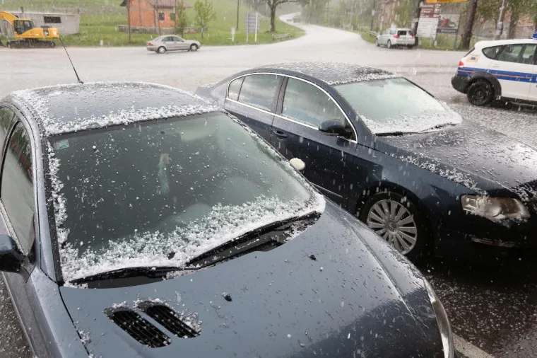 Grmljavinsko nevrijeme praćeno ki&scaron;om i tučom pogodilo Rakovicu