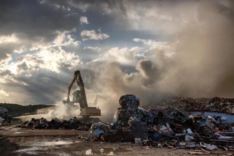 Apokaliptični prizori u riječkom zaleđu: Buknula vatra na odlagali&scaron;tu otpada na Kukuljanovu