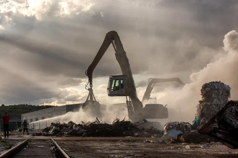 Apokaliptični prizori u riječkom zaleđu: Buknula vatra na odlagali&scaron;tu otpada na Kukuljanovu