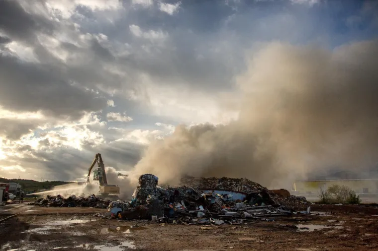 Apokaliptični prizori u riječkom zaleđu: Buknula vatra na odlagali&scaron;tu otpada na Kukuljanovu