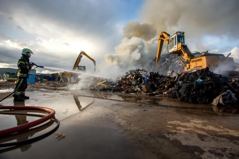 Apokaliptični prizori u riječkom zaleđu: Buknula vatra na odlagali&scaron;tu otpada na Kukuljanovu