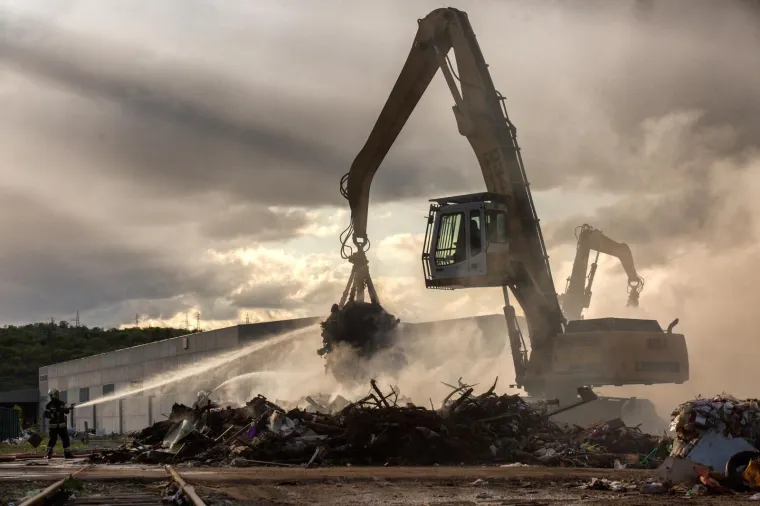 Apokaliptični prizori u riječkom zaleđu: Buknula vatra na odlagali&scaron;tu otpada na Kukuljanovu
