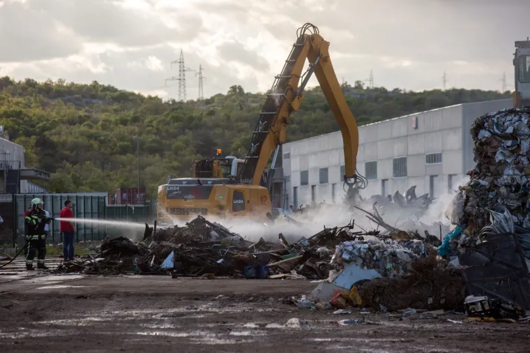 Apokaliptični prizori u riječkom zaleđu: Buknula vatra na odlagali&scaron;tu otpada na Kukuljanovu
