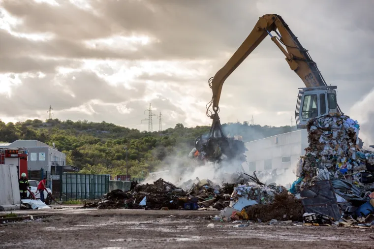 Apokaliptični prizori u riječkom zaleđu: Buknula vatra na odlagali&scaron;tu otpada na Kukuljanovu