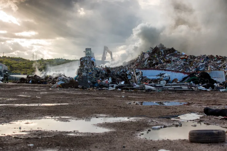 Apokaliptični prizori u riječkom zaleđu: Buknula vatra na odlagali&scaron;tu otpada na Kukuljanovu