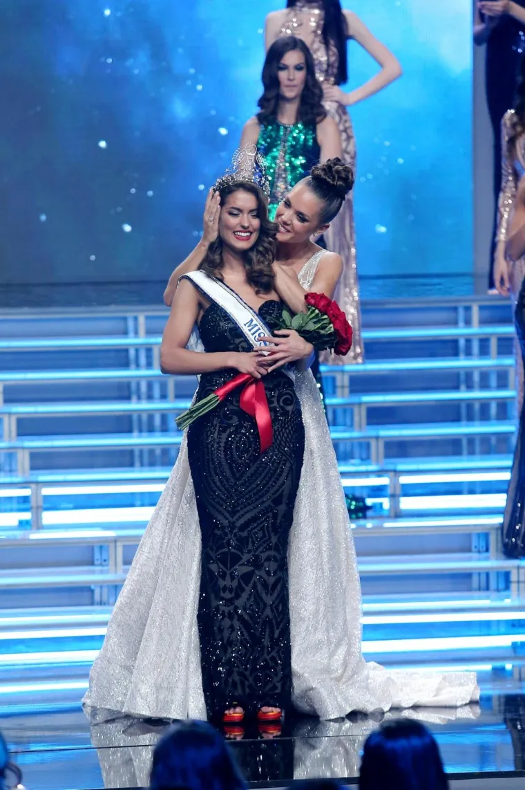 21-godi&scaron;nja Mia Rkman s Korčule nova je Miss Universe Hrvatske.  Za pratilju izabrana je Tea Slavica, a za drugu pratilju Maja Čatlak. Miss simpatičnosti je Barbara Jakovljević po izboru samih natjecateljica, a miss fotogeničnosti Petra Krivić, po izboru pratitelja Miss Universea.