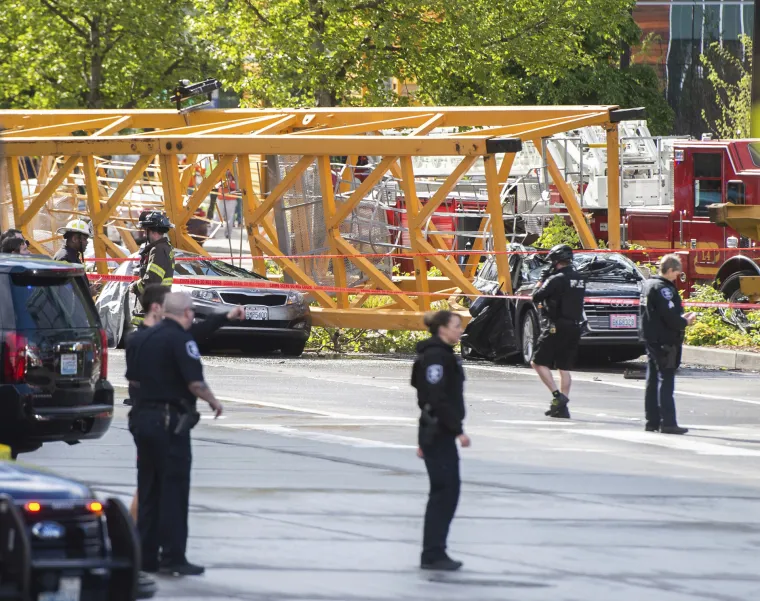 Dizalica pala s krova zgrade na križanje u Seattleu: Ubila troje ljudi, među ozlijeđenima i beba