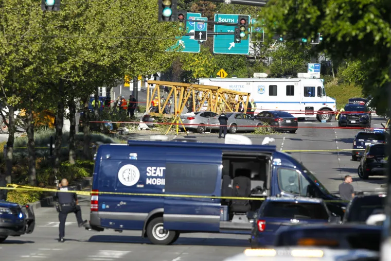 Dizalica pala s krova zgrade na križanje u Seattleu: Ubila troje ljudi, među ozlijeđenima i beba