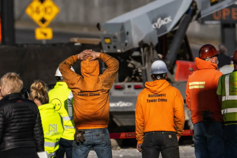 Dizalica pala s krova zgrade na križanje u Seattleu: Ubila troje ljudi, među ozlijeđenima i beba