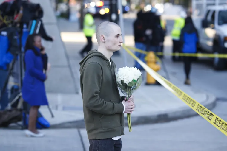 Dizalica pala s krova zgrade na križanje u Seattleu: Ubila troje ljudi, među ozlijeđenima i beba