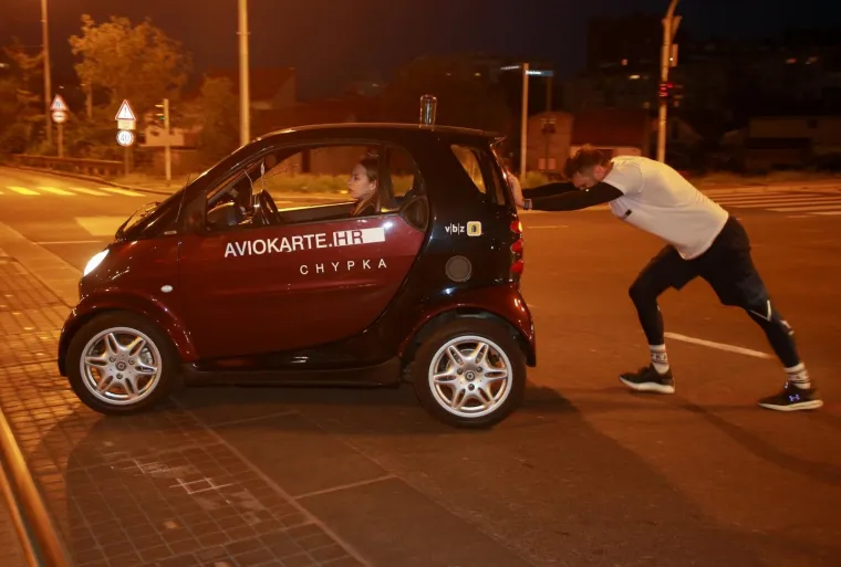 UTRKA ZA GUINNESSA: Pogledajte kako je Zagrepčanin oborio rekord gurajući automobil više od 85 km