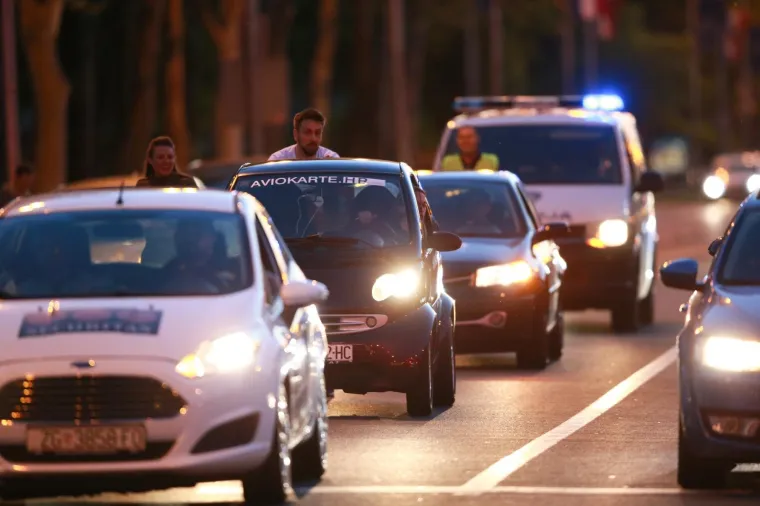 Zagreb - Tomislav Lubenjak pokušat će gurati automobil 100 kilometara i probati oboriti Guinnessov rekord. Zasad je uspio oboriti posljednji rekord i prešao je više od 85 kilometara.