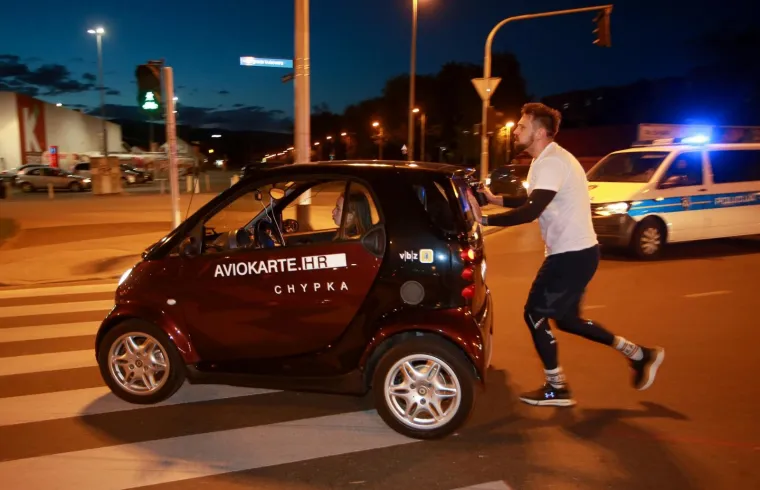 UTRKA ZA GUINNESSA: Pogledajte kako je Zagrepčanin oborio rekord gurajući automobil više od 85 km