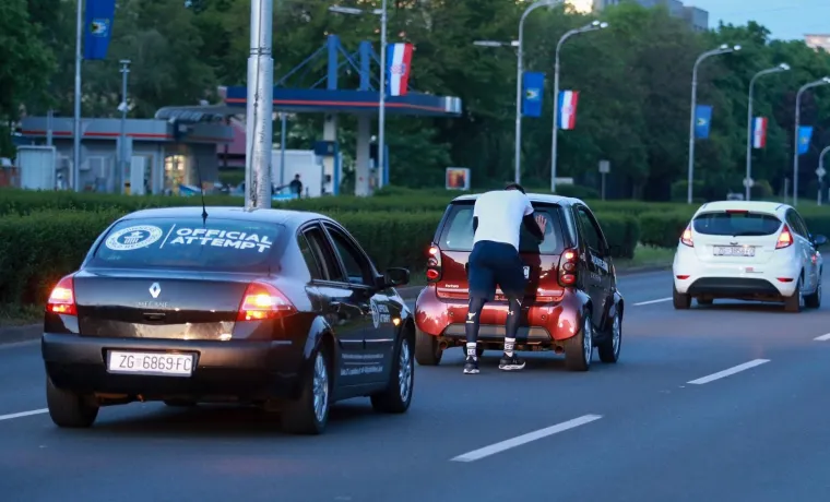 UTRKA ZA GUINNESSA: Pogledajte kako je Zagrepčanin oborio rekord gurajući automobil više od 85 km