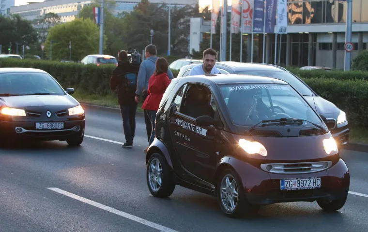 UTRKA ZA GUINNESSA: Pogledajte kako je Zagrepčanin oborio rekord gurajući automobil više od 85 km