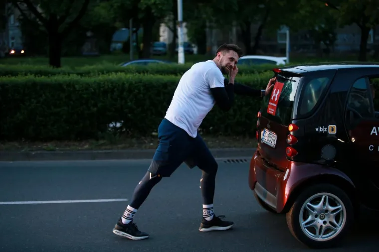 UTRKA ZA GUINNESSA: Pogledajte kako je Zagrepčanin oborio rekord gurajući automobil više od 85 km