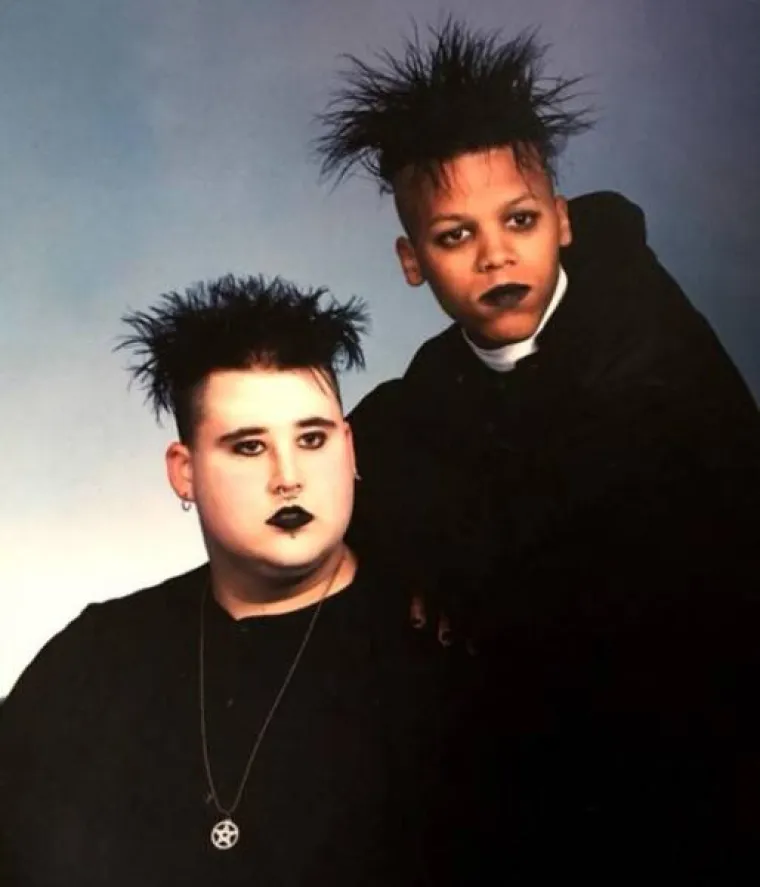 TINEJDŽERSKE GODINE SU IM TE&Scaron;KO PALE: Poku&scaron;ali se pronaći, a danas samo žele sakriti prizore iz tih godina