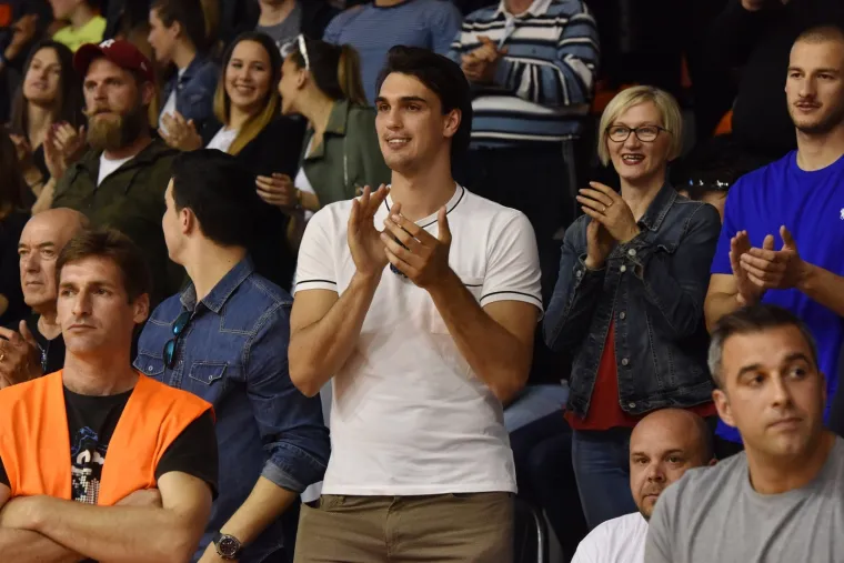 Ko&scaron;arka&scaron;i Zadra plasirali su se u polufinale doigravanja prvenstva Hrvatske nakon &scaron;to su u četvrtfinalu sa 2-0 u pobjedama bili uspje&scaron;niji od &Scaron;ibenika, u drugoj utakmici igranoj u nedjelju u &Scaron;ibeniku Zadrani su bili bolji sa 86-66 (24-20, 11-18, 24-17, 27-11).Najbolji u momčadi Zadra bio je Domagoj Vuković sa 20 ko&scaron;eva i 12 skokova, dok je Tonko Vuko predvodio &Scaron;ibenik sa 18 ubačaja i 9 skokova.Zadar će u polufinalu igrati protiv Cedevite koja je prolazak u polufinale osigurala jo&scaron; u subotu sa 2-0 protiv VROS-a.U drugom polufinalu će igrati Cibona, koja je također u subotu sa 2-0 izbacila Zabok, protiv pobjednika dvoboja Split - Gorica u kojemu je nakon dvije utakmice omjer u pobjedama 1-1. Treća utakmica između Splita i Gorice igrat će se u srijedu na Gripama od 20 sati.