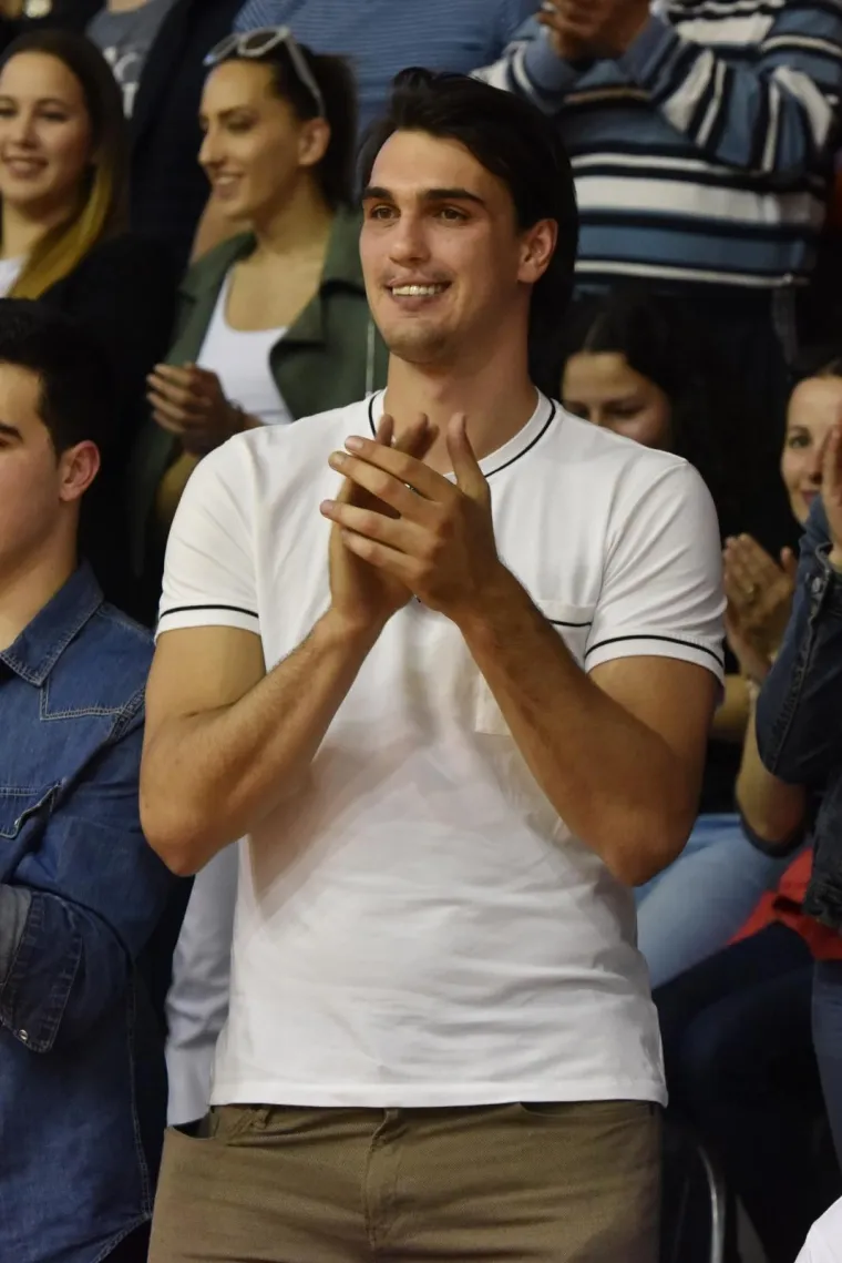 DARIO &Scaron;ARIĆ UŽIVA U RODNOM GRADU: NBA zvijezda pojavila se na utakmici hrvatskog prvenstva i zaradila ovacije