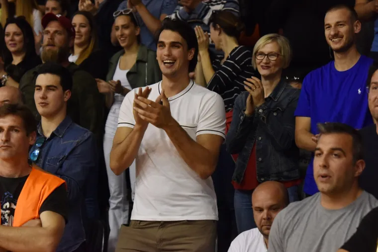 DARIO &Scaron;ARIĆ UŽIVA U RODNOM GRADU: NBA zvijezda pojavila se na utakmici hrvatskog prvenstva i zaradila ovacije