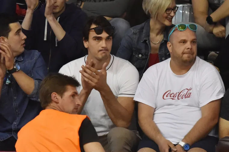 DARIO &Scaron;ARIĆ UŽIVA U RODNOM GRADU: NBA zvijezda pojavila se na utakmici hrvatskog prvenstva i zaradila ovacije