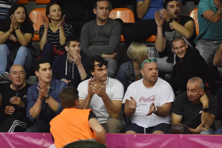 DARIO &Scaron;ARIĆ UŽIVA U RODNOM GRADU: NBA zvijezda pojavila se na utakmici hrvatskog prvenstva i zaradila ovacije