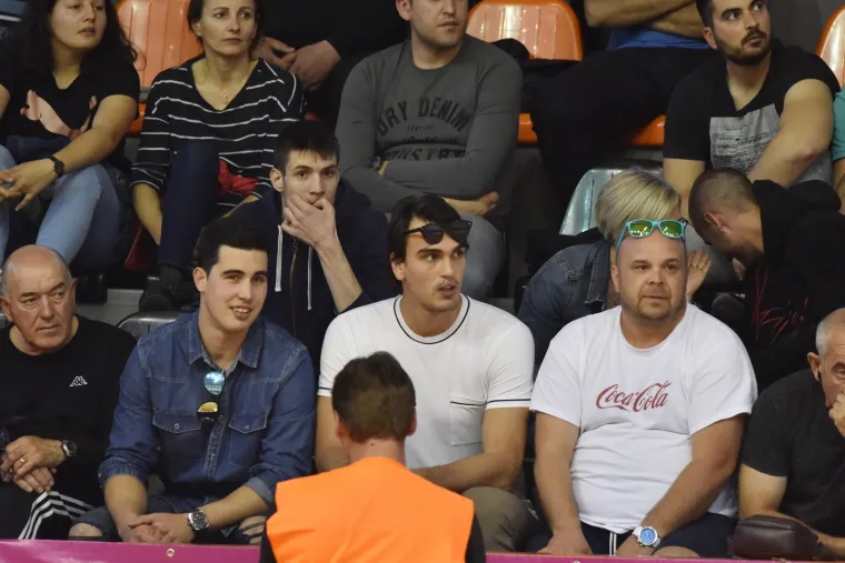 DARIO &Scaron;ARIĆ UŽIVA U RODNOM GRADU: NBA zvijezda pojavila se na utakmici hrvatskog prvenstva i zaradila ovacije