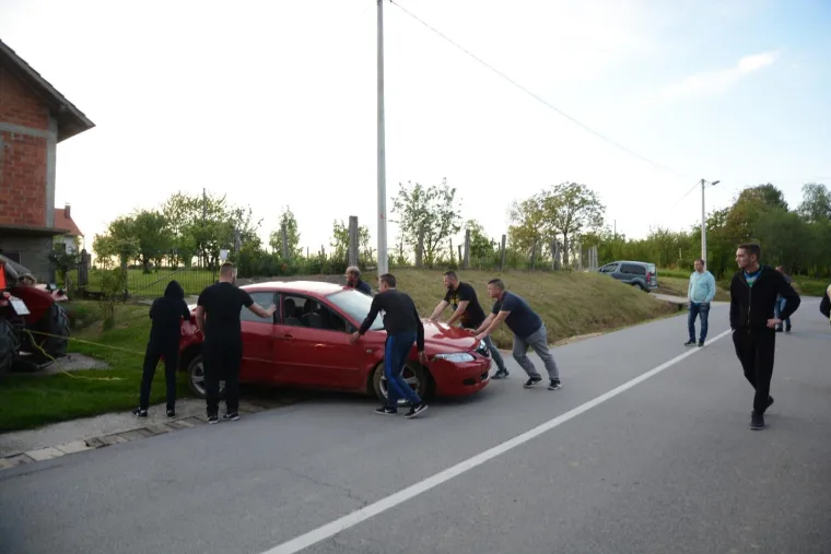 Prometna nesreća kod Bjelovara: U slijetanju s ceste poginuo mladi vozač