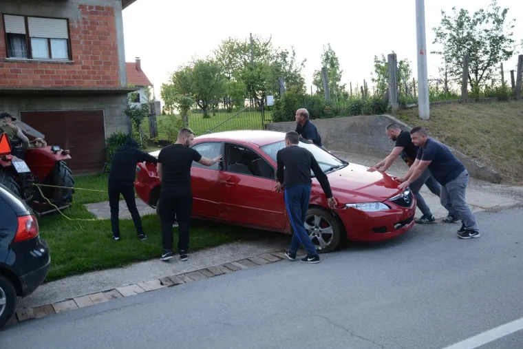 Prometna nesreća kod Bjelovara: U slijetanju s ceste poginuo mladi vozač