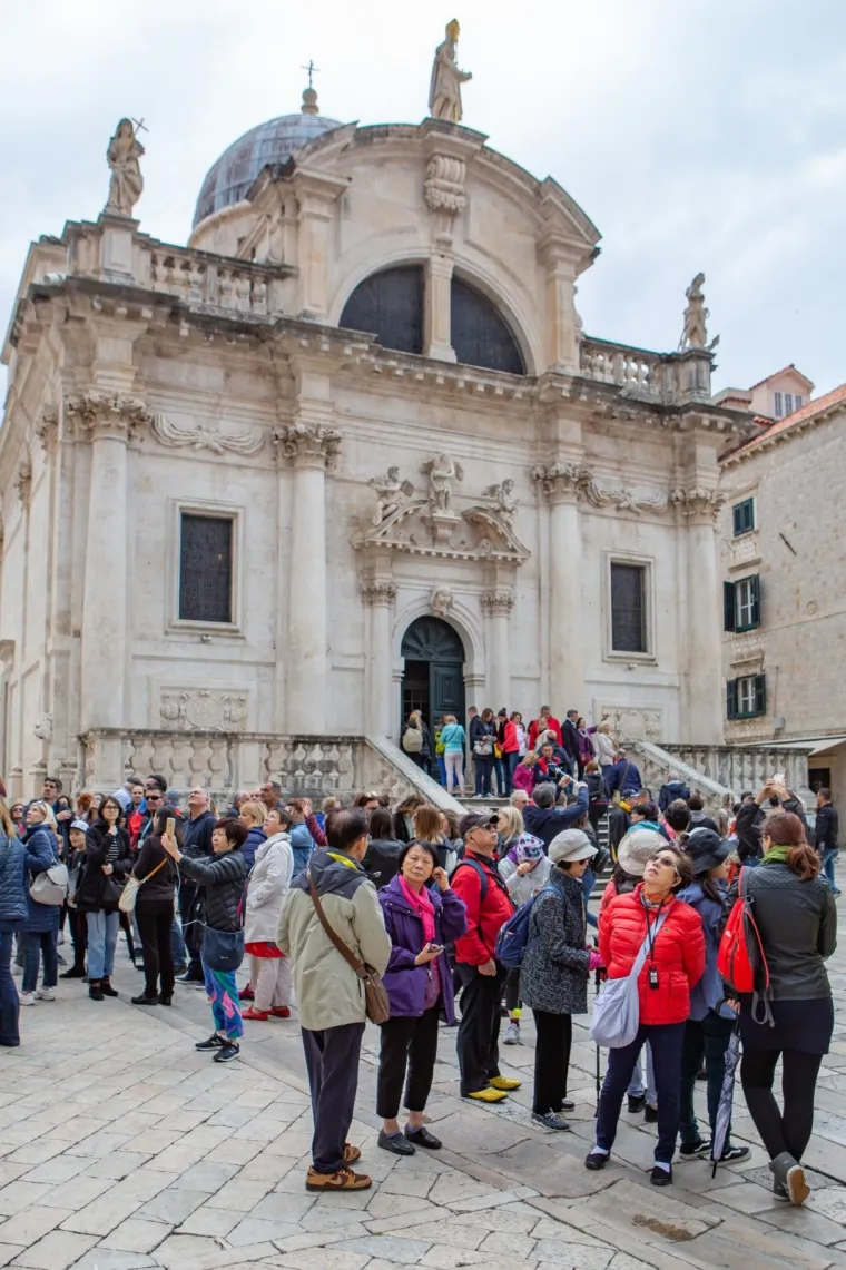 Ni lo&scaron;e vrijeme im ne smeta! Turisti sa svih strana svijeta preplavili ulice Dubrovnika