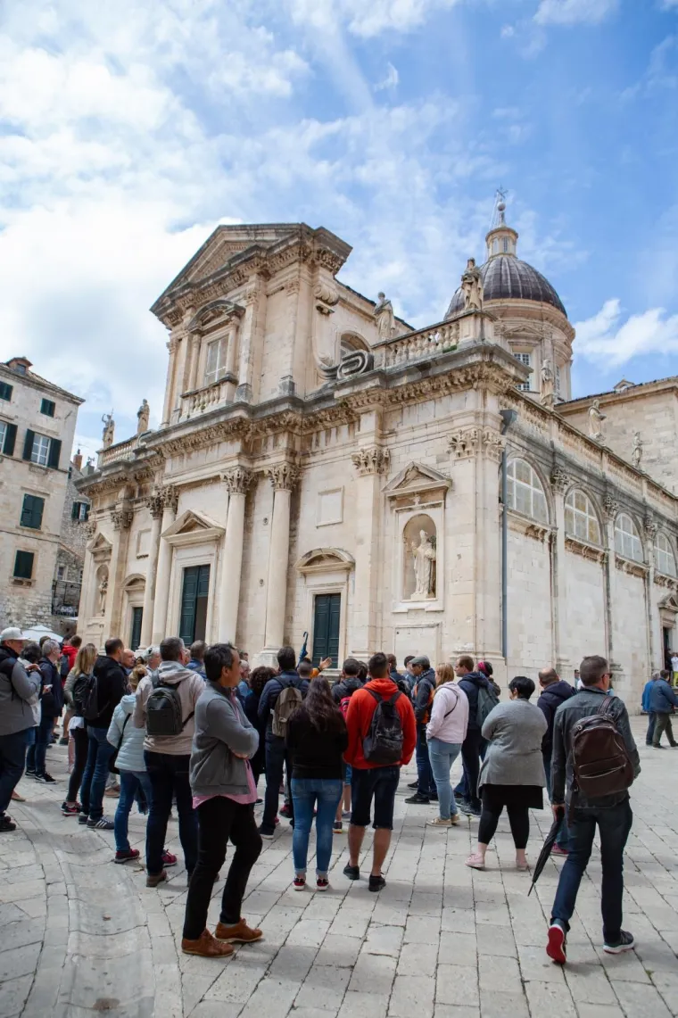 Ni lo&scaron;e vrijeme im ne smeta! Turisti sa svih strana svijeta preplavili ulice Dubrovnika