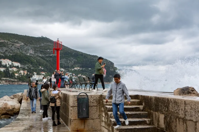 Ni lo&scaron;e vrijeme im ne smeta! Turisti sa svih strana svijeta preplavili ulice Dubrovnika