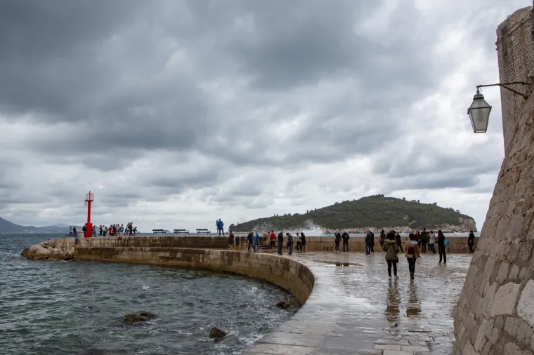 Ni lo&scaron;e vrijeme im ne smeta! Turisti sa svih strana svijeta preplavili ulice Dubrovnika