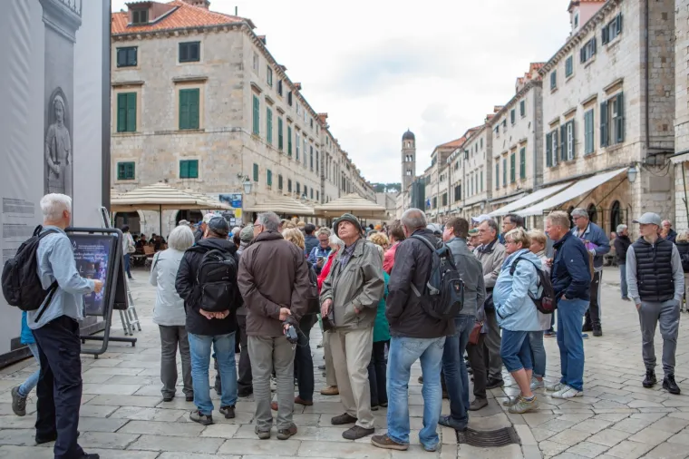 Ni lo&scaron;e vrijeme im ne smeta! Turisti sa svih strana svijeta preplavili ulice Dubrovnika