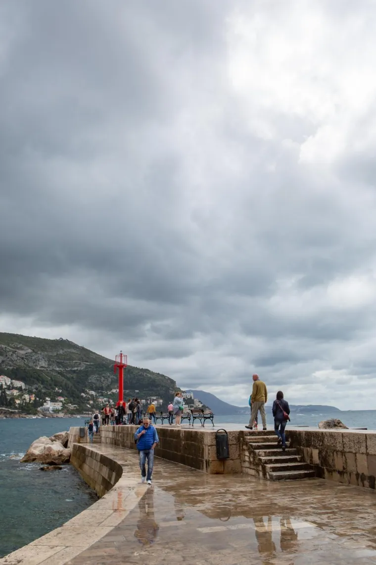 Ni lo&scaron;e vrijeme im ne smeta! Turisti sa svih strana svijeta preplavili ulice Dubrovnika