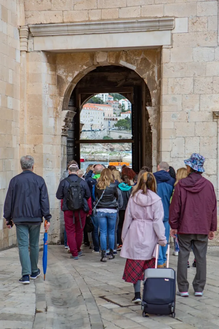 Ni lo&scaron;e vrijeme im ne smeta! Turisti sa svih strana svijeta preplavili ulice Dubrovnika