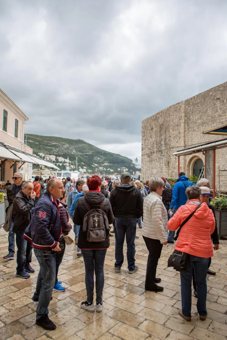 Ni lo&scaron;e vrijeme im ne smeta! Turisti sa svih strana svijeta preplavili ulice Dubrovnika