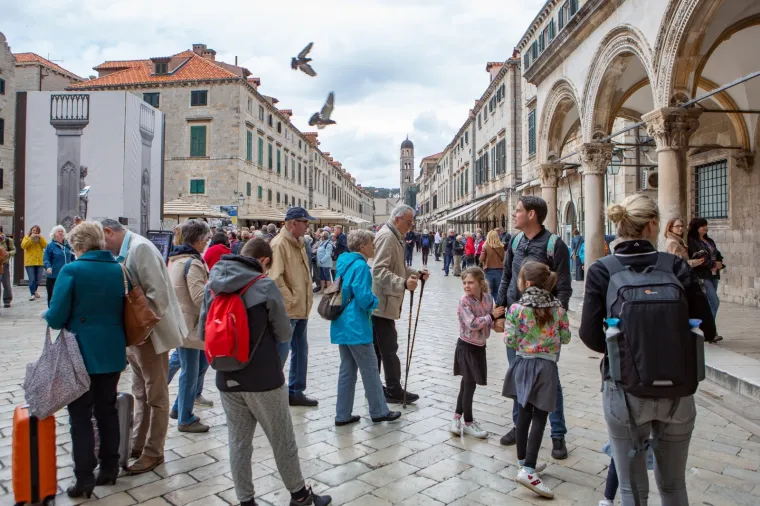 Ni lo&scaron;e vrijeme im ne smeta! Turisti sa svih strana svijeta preplavili ulice Dubrovnika